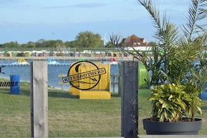 Ein Holzboden mit einem Schild, auf dem 'KITEBROTHERS' steht, und einem Blumentopf.