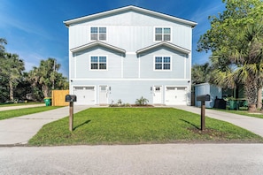 A two-story building with a symmetrical facade, a front lawn, and a mailbox. - Jax Beach Zen Retreat – Walk to Ocean & Pier (Jacksonville Beach)