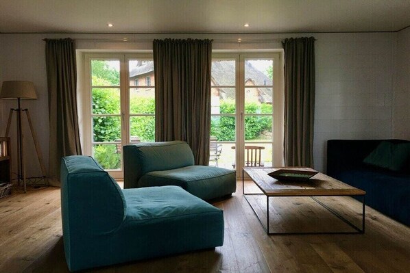 Ein Wohnzimmer mit einer Couch, einem Couchtisch und einer Lampe.