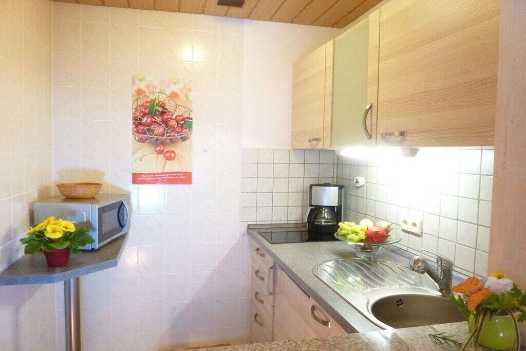 Kühlschrank, Mikrowelle, Herdplatte, Wasserkocher mit Kaffee-/Teezubehör