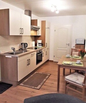 Wasserkocher mit Kaffee-/Teezubehör, Kühlschrank, Mikrowelle, Ofen