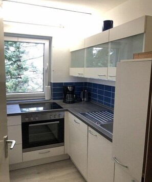 Wasserkocher mit Kaffee-/Teezubehör, Kühlschrank, Ofen, Herdplatte