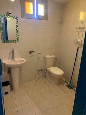 Buồng tắm vòi sen, khăn tắm, xà phòng, dầu gội 