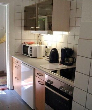Wasserkocher mit Kaffee-/Teezubehör, Kühlschrank, Mikrowelle, Ofen