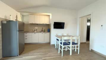 Apartment (One bedroom apartment with sea view () | Dining room