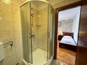 Camera doppia (Double Room (7,8,9)) | Bagno | Doccia, asciugamani