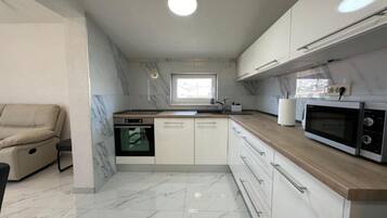 Dobbeltrom (Double Room with Balcony (1)) | Eget kjøkken | Kjøleskap
