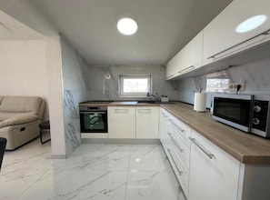 Habitación doble (Double Room with Balcony (1)) | Cocina privada | Frigorífico