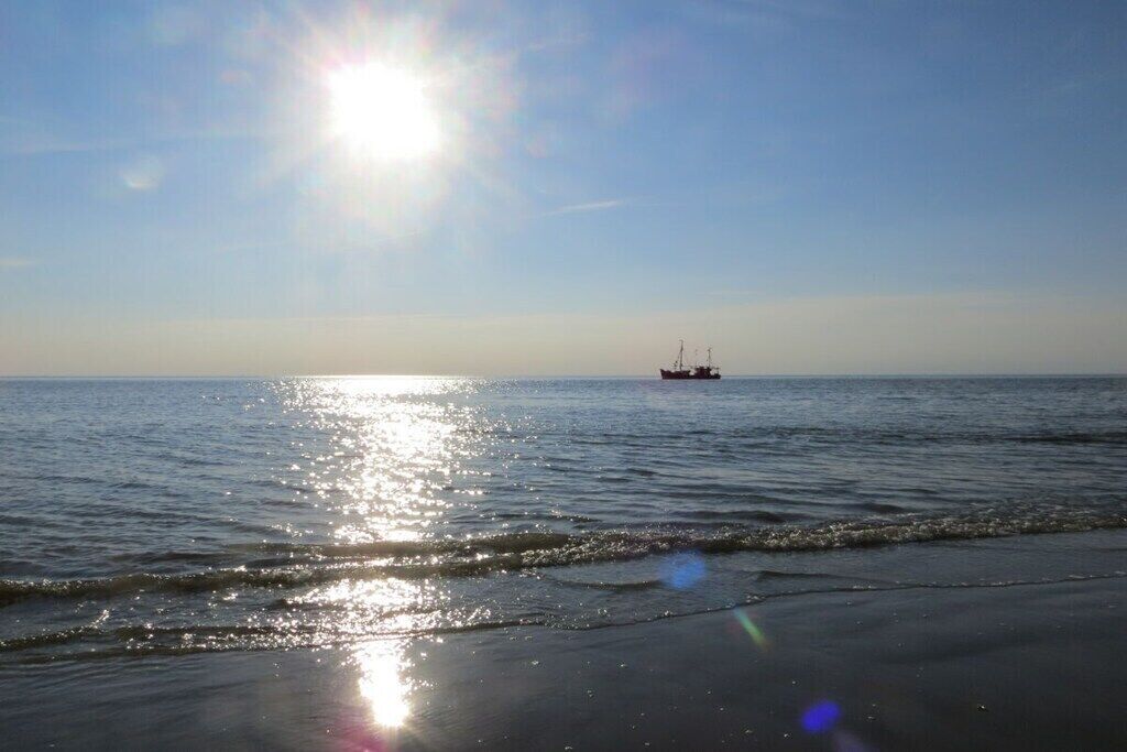 På stranden