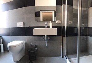 Bruser, hårtørrer, bidet, håndklæder