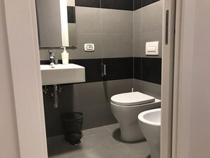 Bruser, hårtørrer, bidet, håndklæder