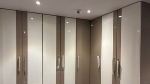 Una habitación con un armario grande, una lámpara en el techo y suelo de baldosas.