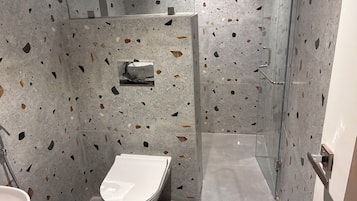 Douche, articles de toilette gratuits, chaussons, serviettes fournies
