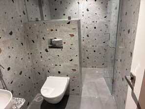 Suihku, ilmaiset hygieniatuotteet, tohvelit, pyyhkeet