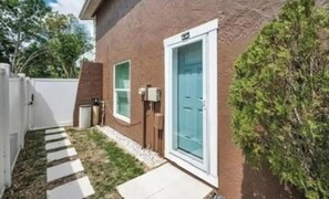 Exterior - Private Oasis in Brandon Private Entrance & Free Parking (Brandon)