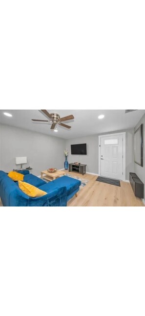 Smart TV - Private Oasis in Brandon Private Entrance & Free Parking (Brandon)