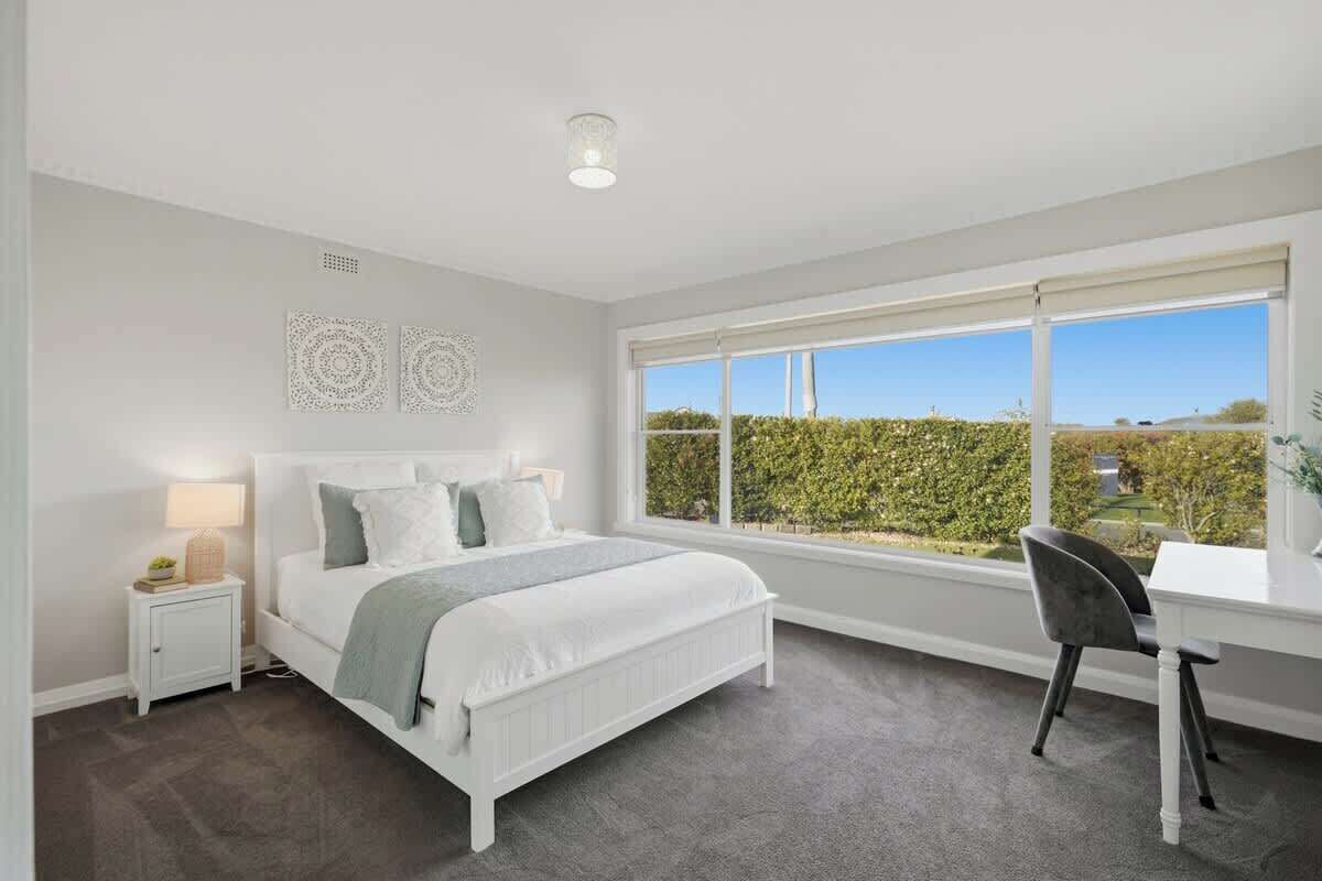 3 bedrooms, desk, WiFi, bed sheets