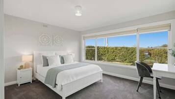 3 bedrooms, desk, WiFi, bed sheets