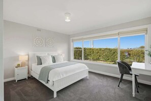 3 chambres, bureau, Wi-Fi, literie fournie