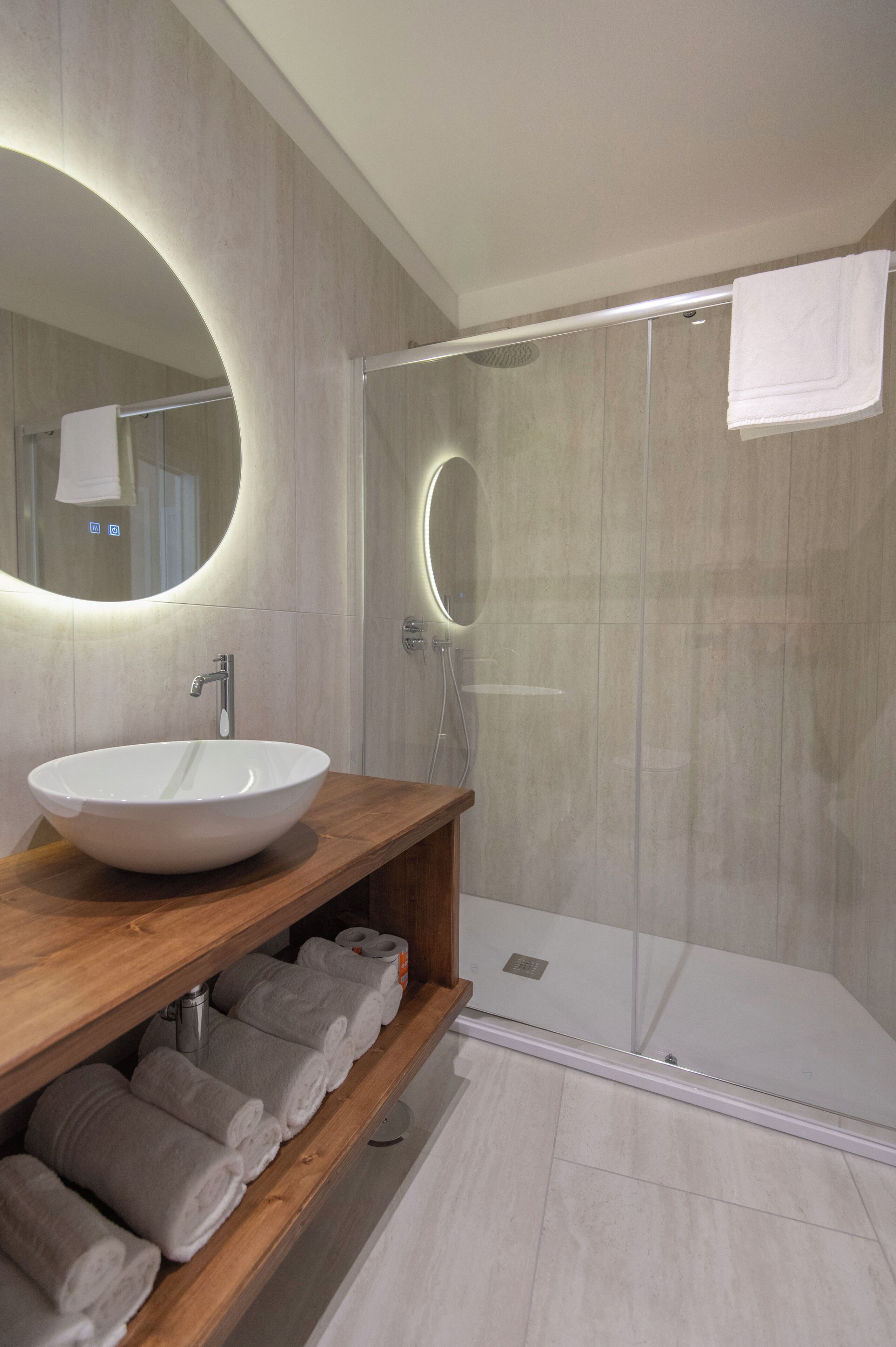 Quadrupla Luxury, vista città | Bagno | Doccia, asciugacapelli, bidet, asciugamani
