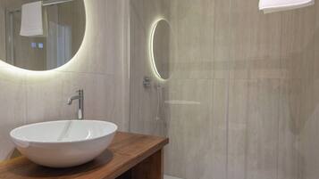 Quadrupla Luxury, vista città | Bagno | Doccia, asciugacapelli, bidet, asciugamani