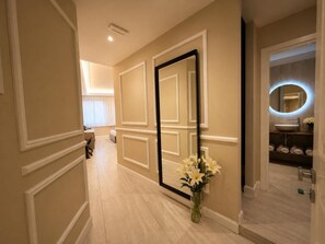 Quadrupla Luxury, vista città | Bagno | Doccia, asciugacapelli, asciugamani, sapone