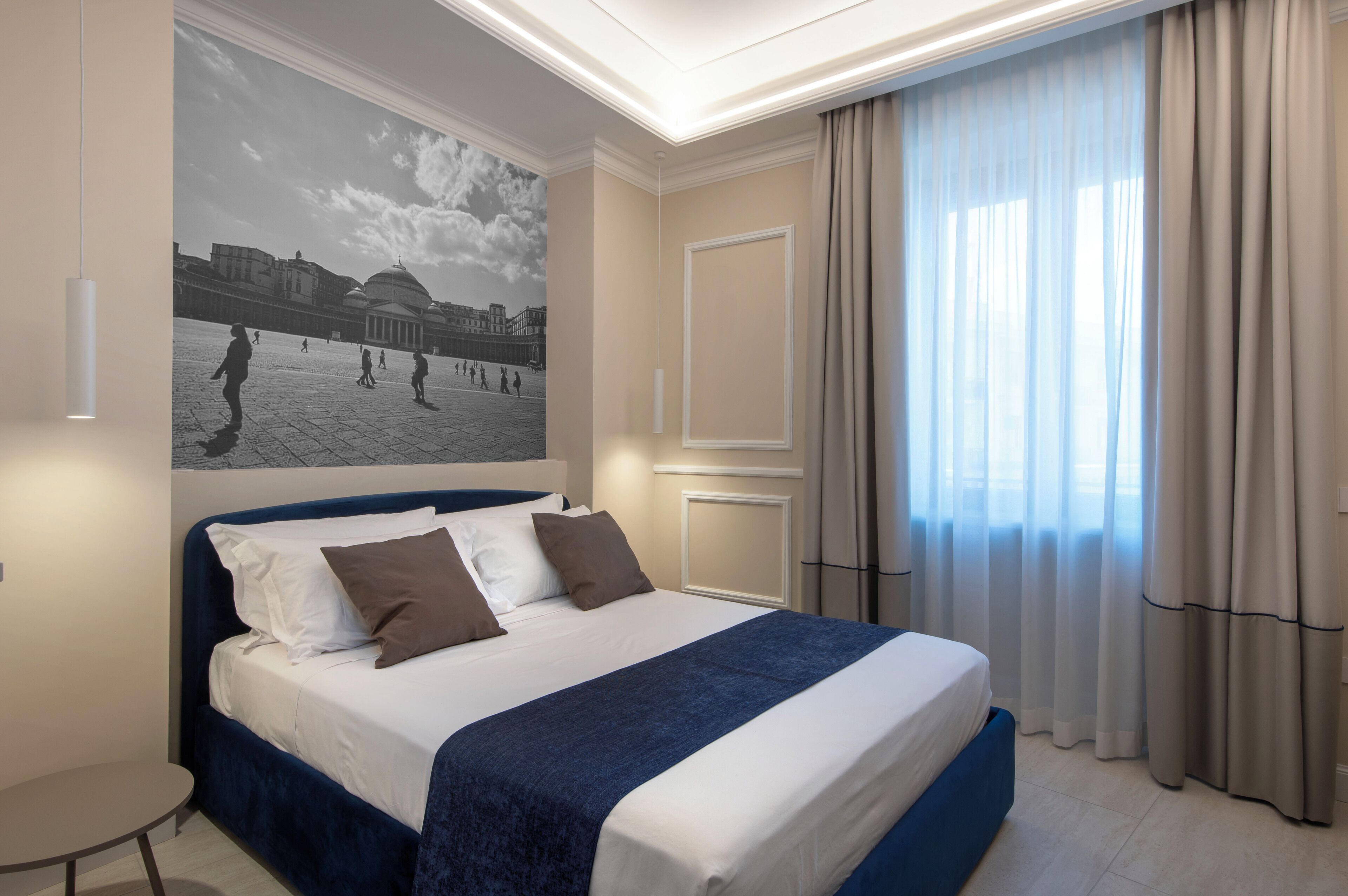 Luxury-Doppelzimmer, Stadtblick | Daunenbettdecken, Minibar, Zimmersafe, individuell eingerichtet