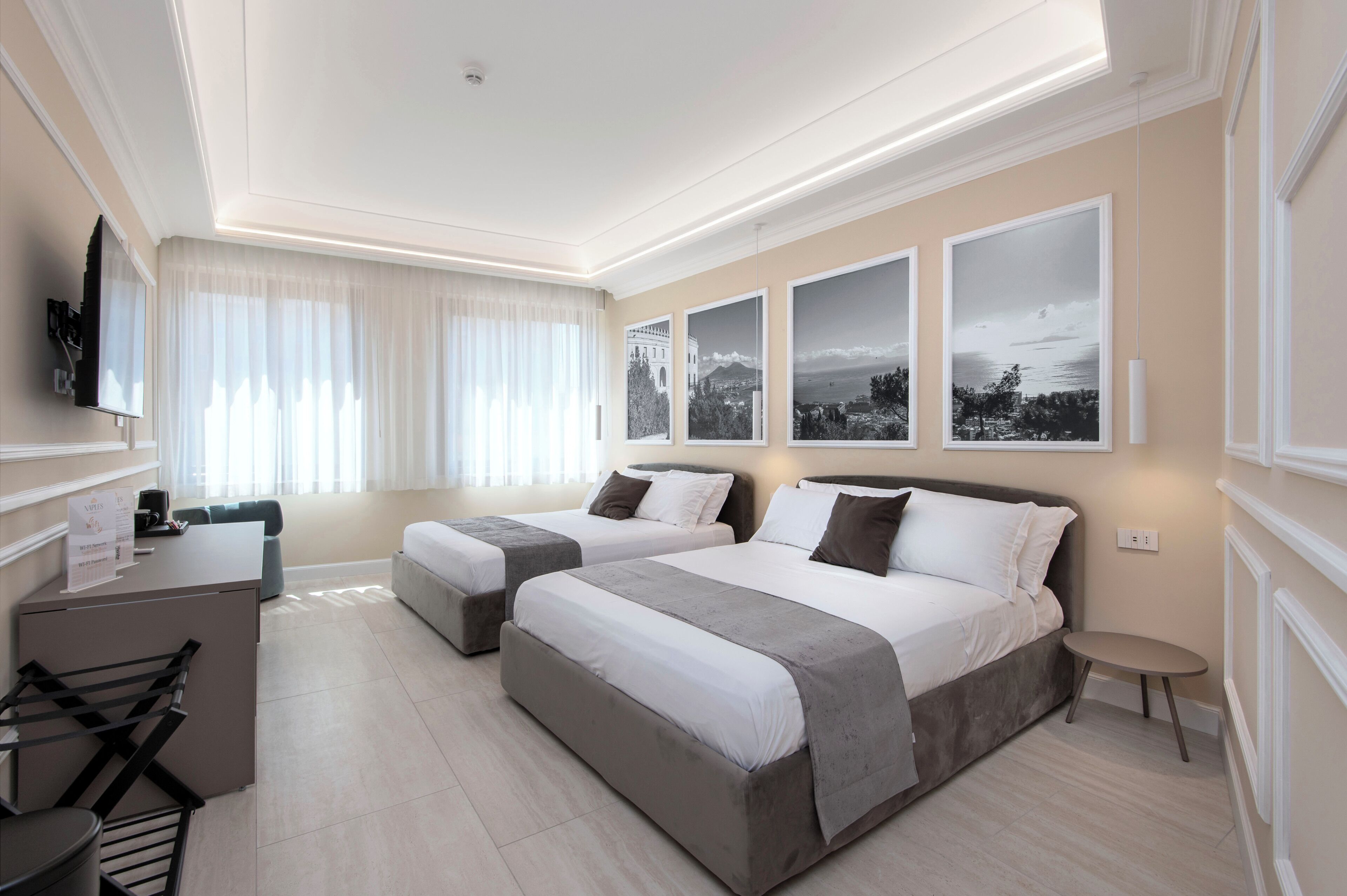 Luxury-Vierbettzimmer, Stadtblick | Daunenbettdecken, Minibar, Zimmersafe, individuell eingerichtet