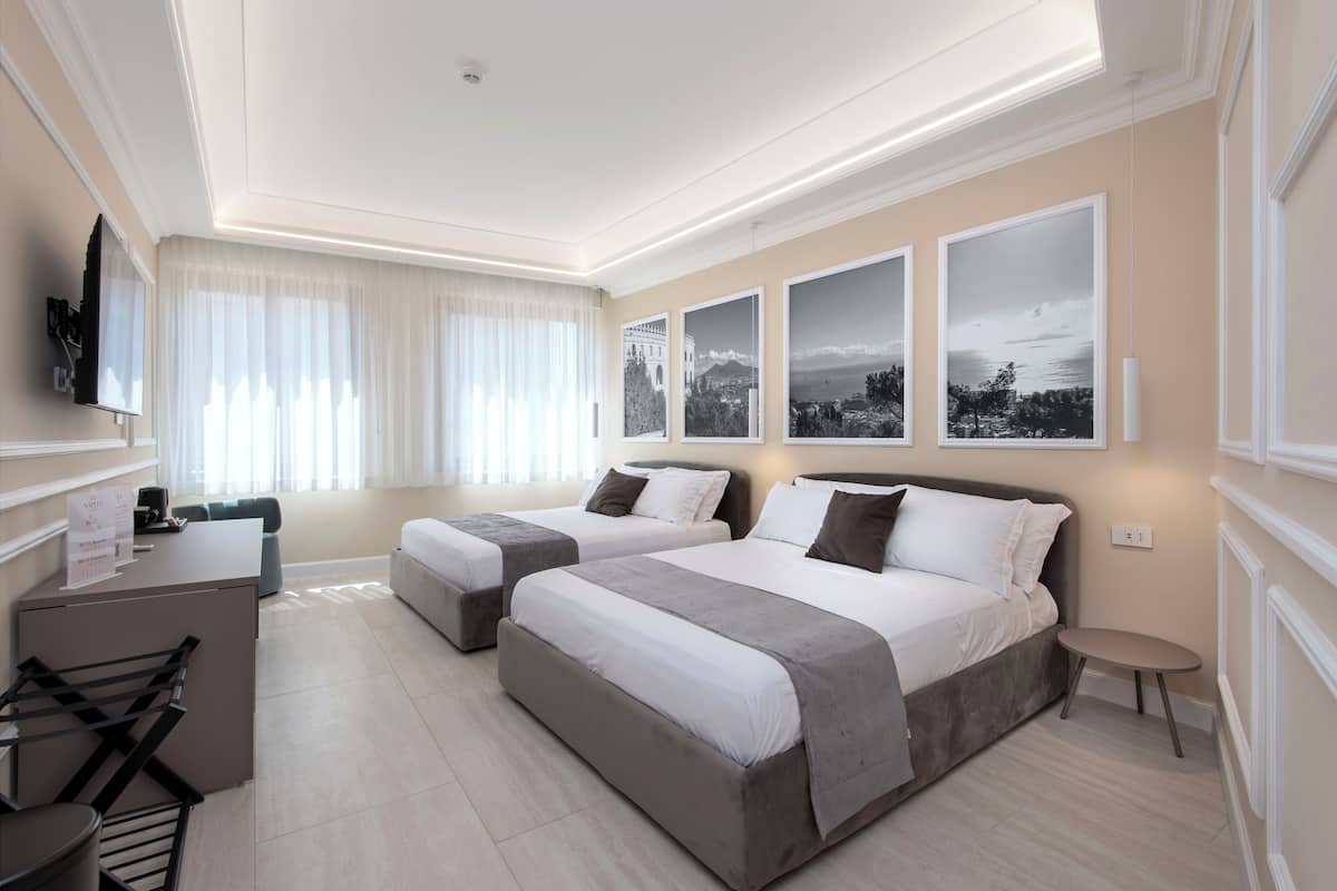 Chambre Quadruple Luxe, vue ville | Literie de qualité supérieure, couette en duvet d'oie, surmatelas