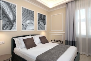 Luxury-Doppelzimmer, Stadtblick | Daunenbettdecken, Minibar, Zimmersafe, individuell eingerichtet