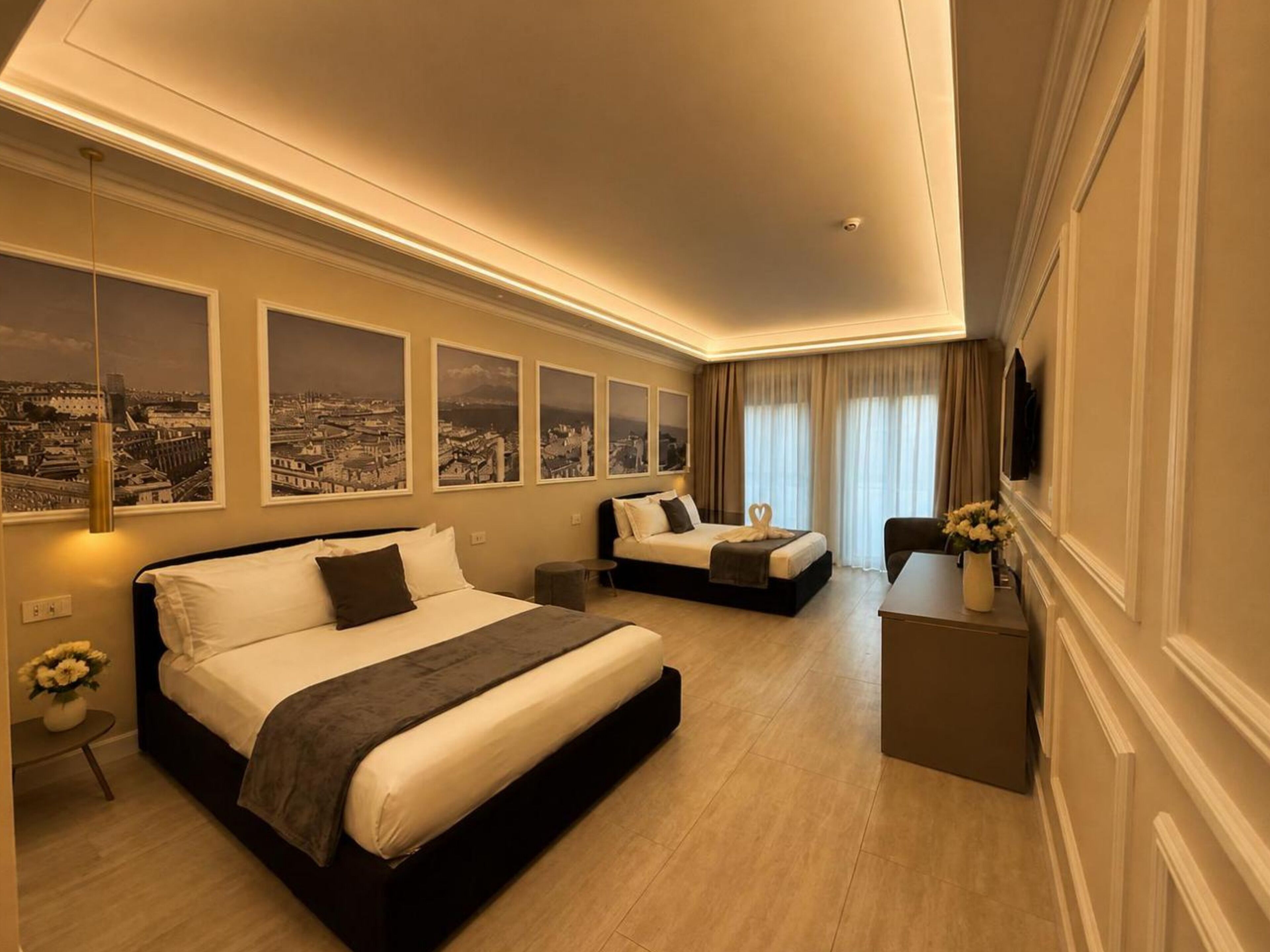 Quadrupla Luxury, vista città | Minibar, una cassaforte in camera, una scrivania, postazione laptop