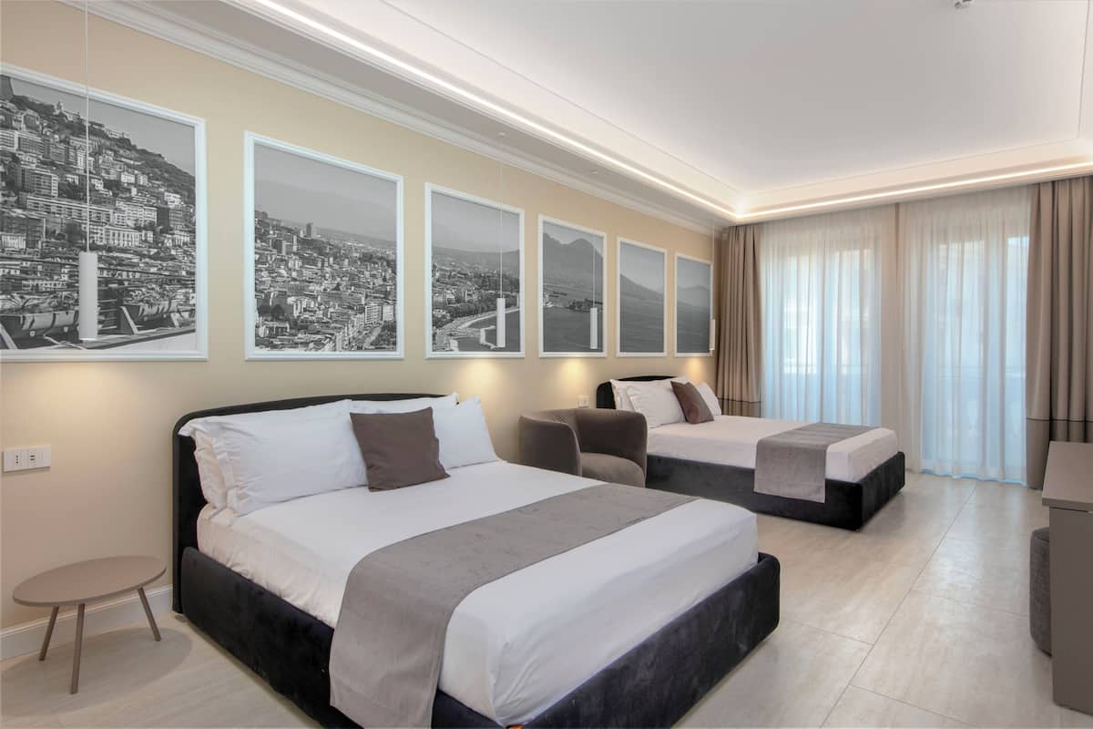 Luxury-Vierbettzimmer, Stadtblick | Daunenbettdecken, Minibar, Zimmersafe, individuell eingerichtet