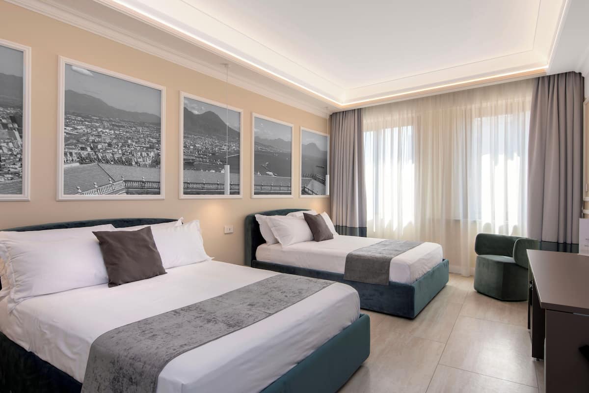 Chambre Quadruple Luxe, vue ville | Literie de qualité supérieure, couette en duvet d'oie, surmatelas