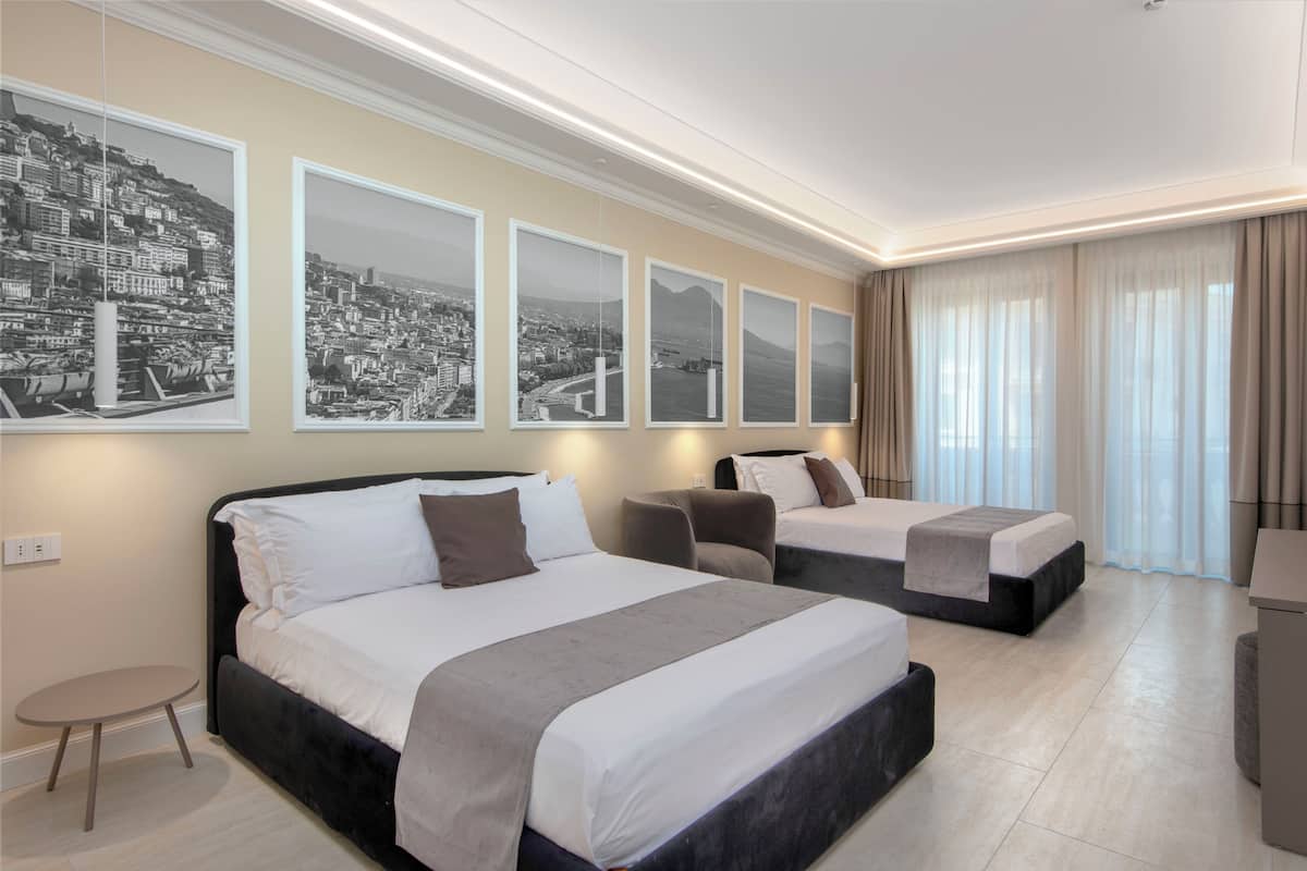 Chambre Quadruple Luxe, vue ville | Literie de qualité supérieure, couette en duvet d'oie, surmatelas