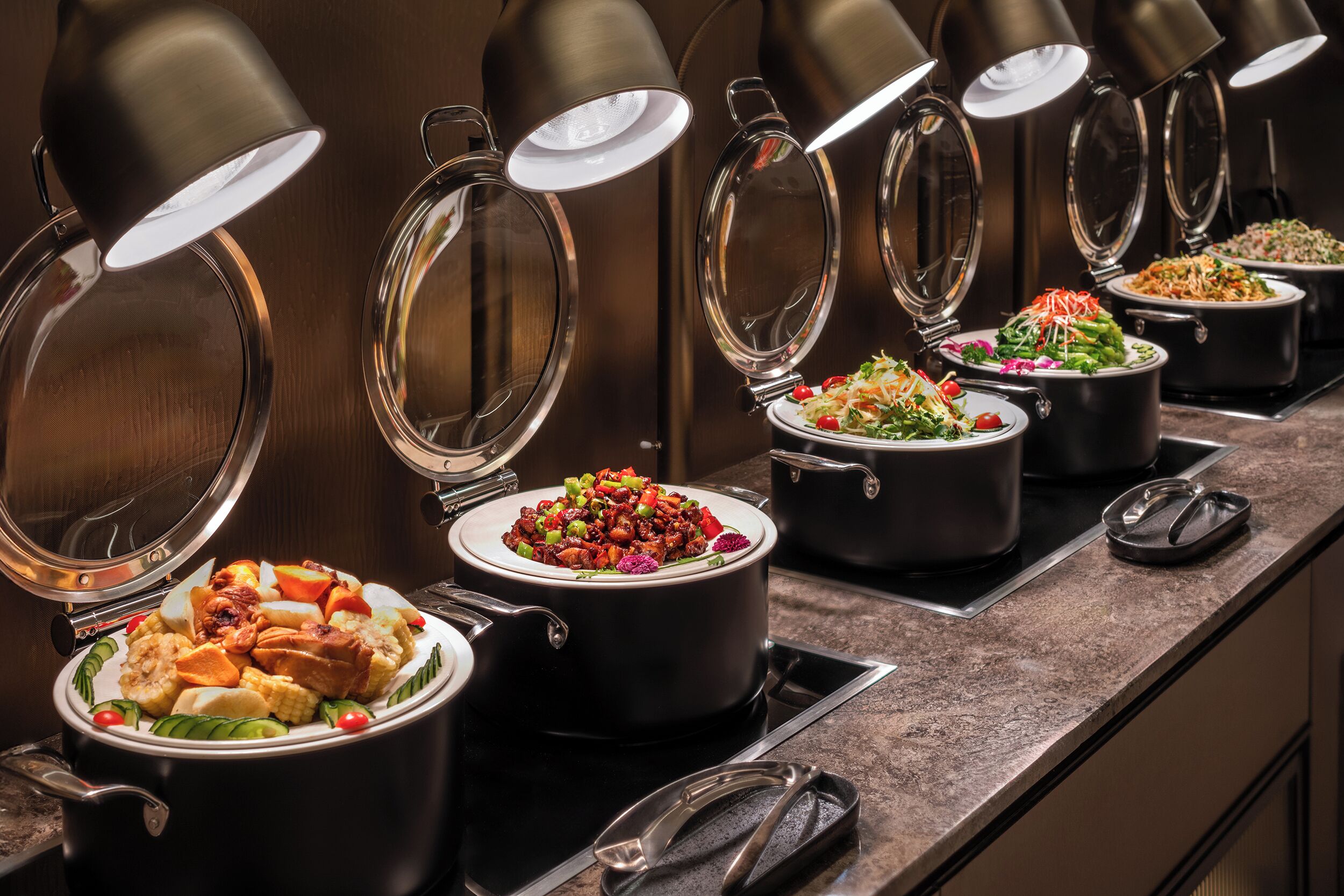 Un buffet proposant divers plats et un comptoir.