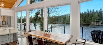 Modern Lakefront home, 3 bds, 2 baths, dock, gazebo, kayaks, and fishing.