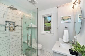 Bathroom - Modern Lakefront home, 3 bds, 2 baths, dock, gazebo, kayaks, and fishing. (Stanwood)