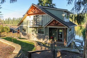 Exterior - Modern Lakefront home, 3 bds, 2 baths, dock, gazebo, kayaks, and fishing. (Stanwood)