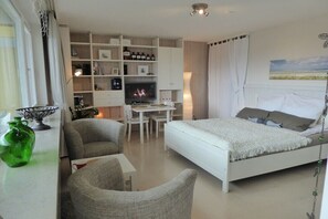 Ein Schlafzimmer mit einem Bett, einem Schreibtisch und einem Fernseher.