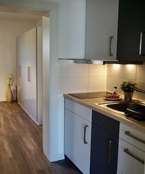 Wasserkocher mit Kaffee-/Teezubehör, Kühlschrank, Mikrowelle, Herdplatte
