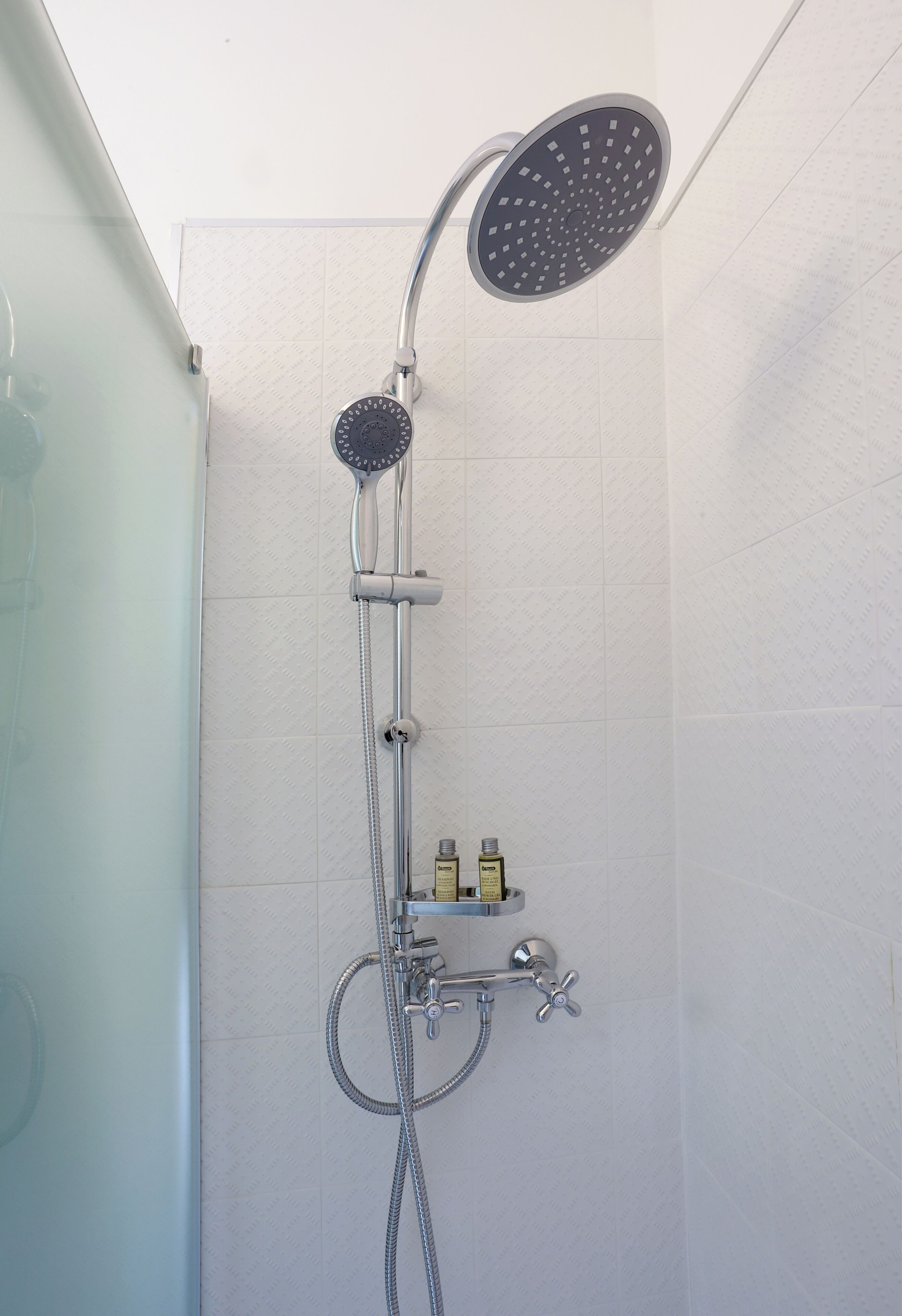 Haartrockner, Handtücher, Seife, Toilettenpapier