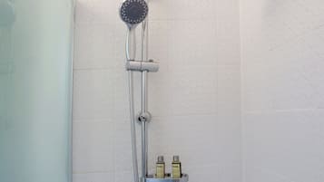Haartrockner, Handtücher, Seife, Toilettenpapier