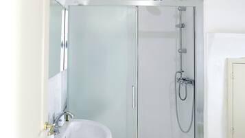 Haartrockner, Handtücher, Seife, Toilettenpapier