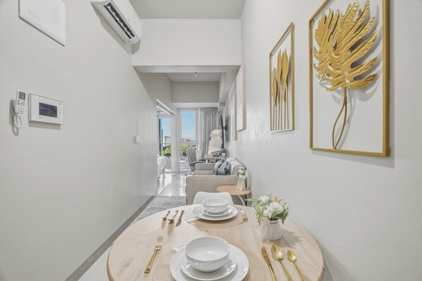Dining - Luxury BGC Condo • Hotel Vibes • Netflix+Workspace (Taguig)
