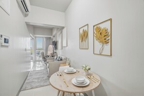 Dining - Luxury BGC Condo • Hotel Vibes • Netflix+Workspace (Taguig)