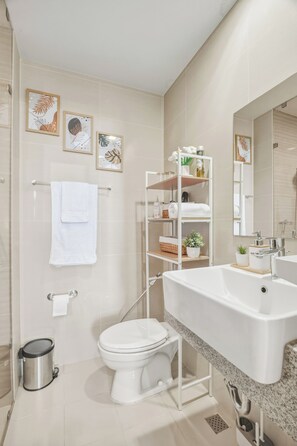 Bathroom - Luxury BGC Condo • Hotel Vibes • Netflix+Workspace (Taguig)