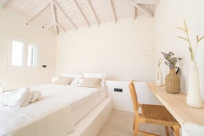 Un dormitorio con una cama, una silla, una mesa y un florero con plantas.