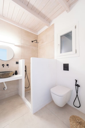 Shower, hair dryer, towels - Drio Kythnos Suites  (Dryopida)