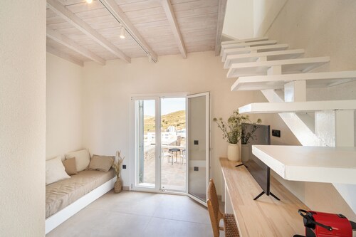 Drio Kythnos Suites 