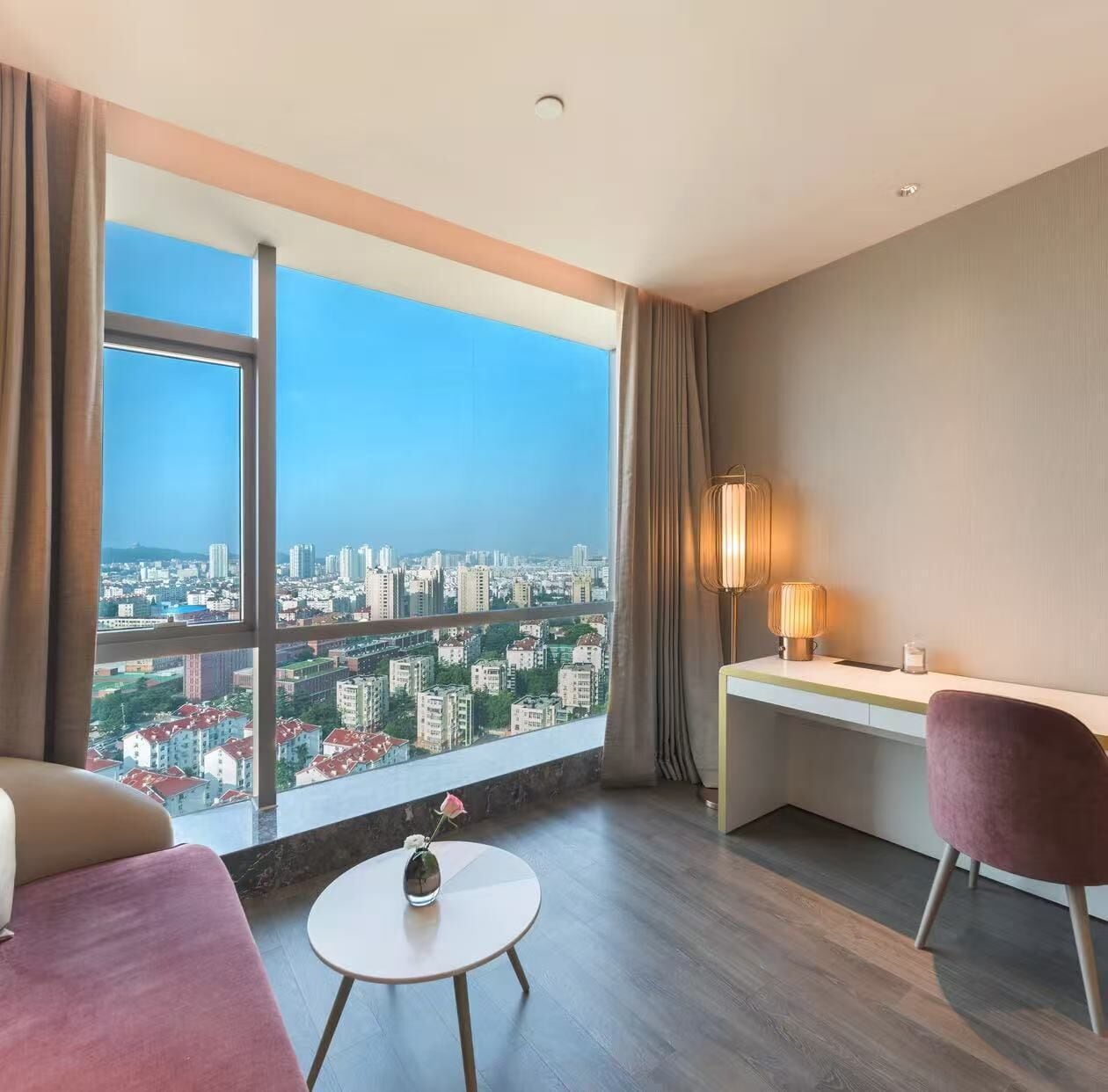 Edredones de plumas y minibar con artículos gratuitos
